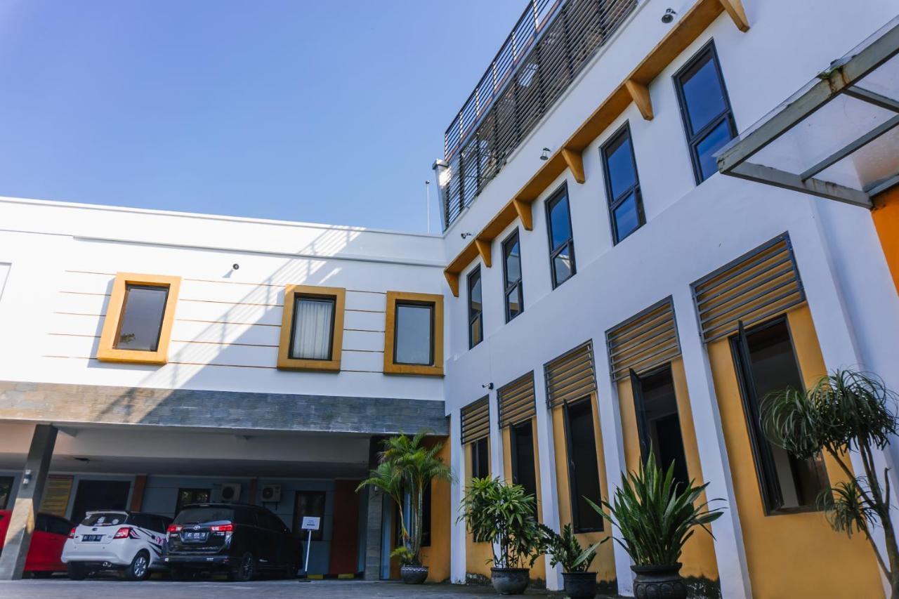 Votel Hotel Тулунгагунг Экстерьер фото