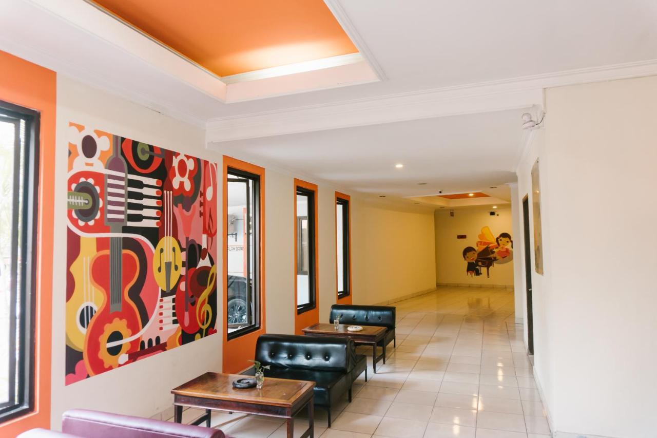 Votel Hotel Тулунгагунг Экстерьер фото
